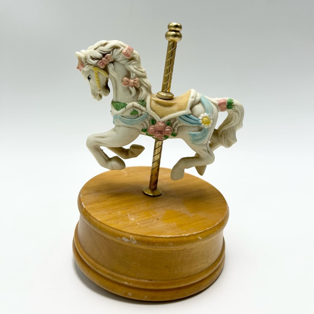 🎠💚🩷💛🩵🧡💐🍧Glama - Ceramic Musical Horse.